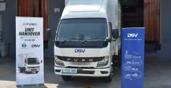 PT Krama Yudha Tiga Berlian Motors (KTB) melakukan penyerahan unit truk listrik eCanter kepada mitra strategisnya, PT Takari Kokoh Sejahtera (Sumber: KTB)
