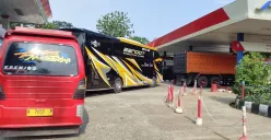 Antrean kendaraan pembeli solar di salah sebuah SPBU di Kabupaten Lebak. (Sumber: Dok. Warga)