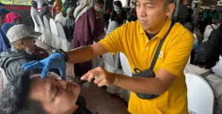 Petugas memeriksa seorang waega yang memiliki katarak untuk mengikuti program CSR Summarecon, untuk menjalani operasi. (Sumber: Istimewa)