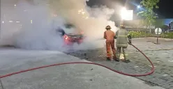 Petugas memadamkan kebakaran mobil di Perumahan Cluster Puri Anggrek Asri, Serua, Bojongsari, Kota Depok, Sabtu, 2 Mei 2026. (Sumber: Dok. Damkar Depok)