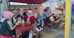 Pelanggan Sate Padang Rojo Roxy, Jalan Biak Roxy, Cideng, Gambir, Jakarta Pusat. (Sumber: Poskota/Heri Effendi)
