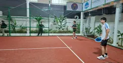 Atlet mancanegara meramaikan turnamen padel BNN di Casa De Padel, Jagakarsa, Jakarta Selatan, Minggu, 3 Mei 2026. (Sumber: Poskota/Angga Pahlevi)