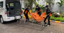 Jenazah wanita tewas terjaduh dari lantai 36 Apartemen The Crest West Vista Puri di Jalan Outer Ring Road, Duri Kosambi, Cengkareng, Jakarta Barat, Sabtu, 2 Mei 2026. (Sumber: Dok. Istimewa)
