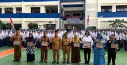 Wali Kota Depok, Supian Suri memberikan penghargaan kepada para guru di Hari Pendidikan Nasional 2026 di SMP N 13, Limo, Kota Depok, Senin, 4 Mei 2026. (Sumber: Poskota/ Angga Pahlevi)