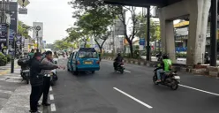 Petugas Laka Lantas Polres Meteo Depok cek TKP menunjukan lokasi kecelakaan tunggal di jalan tengah Margonda, Beji, Kota Depok. (Sumber: Polres Metro Depok)