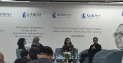 Analis Utama Maha Data LAB 45, Diyauddin (kanan) dalam acara pelucuran buku 'Jam Pasir Indonesia', di Gedung Kompas Gramedia, Jakarta, Senin, 4 Mei 2026. (Sumber: Poskota/ Pandi Ramedhan)
