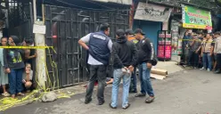 Seorang pria tewas bersimbah darah seusai dibacok seseorang di kawasan Kapuk, Cengkareng, Jakarta Barat, Senin, 4 Mei 2026. (Sumber: Poskota/Pandi Ramedhan)