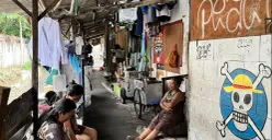 Titin dan Sumiyati saat berbincang di kawasan rumahnya di Tanah Tinggi, Jakarta Pusat, Senin, 4 Mei 2026. (Sumber: Poskota/M. Tegar Jihad)