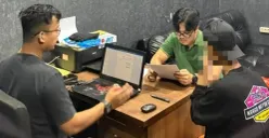 Tersangka AP (kanan) didampingi penasehat hukum di ruang Unit Satresnarkoba Polres Serang. (Sumber: Satresnarkoba Polres Serang)