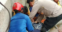 Petugas Reskrim Polsek Cinere bersama petugas Damkar mengevakuasi jasad korban yang tewas tersengat listrik usai membenarkan toren air. (Sumber: Polsek Cinere)