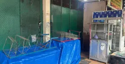 Kondisi warung kelontong yang sempat dirusak oleh anggota TNI yang tidak terima diminta uang administrasi pembayaran QRIS, di Kemayoran, Jakarta Pusat, Selasa, 5 April 2026. (Sumber: Poskota/ Ali Mansur)