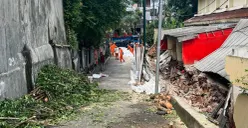 Kondisi bangunan tembok sekolah SD Negeri Tebet Barat 08, Jakarta Selatan, yang roboh saat hujan deras, Selasa, 5 Mei 2026. (Sumber: Poskota/Pandi Ramedhan)