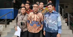 Ketua Umum PSI, Ronald A. Sinaga alias Bro Ron (tengah) melaporkan kasus pemukulan, Selasa, 5 Mei 2026. (Sumber: Poskota/Ali Mansur)