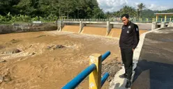 Anggota DPRD Jabar, Abdul Karim saat meninjau saluran irigasi Cipadang Cibelang di Kecamatan Warung Kondang, Kabupaten Cianjur, Jawa Barat. (Sumber: Dok. Istimewa)