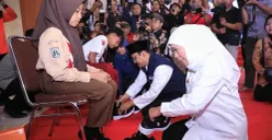 Potret Gubernur Jatim Khofifah Indar Parawansa dan Mensos Gus Ipul memakaikan sepatu Sekolah Rakyat kepada siswa. (Sumber: Instagram/@stradenine)