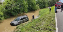Sebuah minibus Toyota Rush nyemplung ke sungai di Jalan Perimeter Selatan, kawasan Bandara Soekarno-Hatta, Tangerang, Banten, Selasa, 5 Mei 2026 sekitar pukul 11.00 WIB. (Sumber: Polda Metro Jaya)