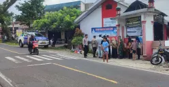 Anggota Polisi dari Polres Pandeglang, saat melakukan pemeriksaan lokasi kejadian laka lantas di depan SDN Sukaratu 5. (Sumber: Poskota/Samsul Fatoni)
