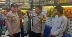 Petugas Polsek Cikeusal menyita minuman keras dari kios jamu dalam operasi pekat di wilayah Kabupaten Serang, Senin, 4 Mei 2026. (Sumber: Dok. Istimewa)