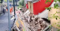 Tembok belakang SDN Tebet Barat 08, Jakarta Selatan, roboh seusai diguyur hujan deras, Senin, 4 Mei 2026. (Sumber: Dok. Istimewa)