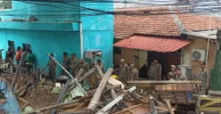 Satpol PP Kota Depok membongkar bangunan liar dan pedagang kaki lima di Jalan Akses UI, Beji, Depok, Rabu, 6 Mei 2026. (Sumber: Dok. Istimewa)