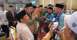 Ketua DPRD Kota Bogor, Dr. Adityawarman Adil (kiri) bersama Wali Kota Bogor, Dedie A. Rachim (tengah) turut hadir melepas rombongan haji Bogor ke tanah suci. (Sumber: Istimewa)