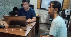 Pengamen berinisial HI menjalani pemeriksaan di ruang Satresnarkoba Polres Serang. (Sumber: Poskota/ Rahmat Haryono)