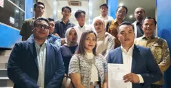 Komisaris PT Sinergi Karya Sejahtera (SKS) Setefani Novelia (tengah depan) melaporkan dua rekan bisnisnya, berinisial XG dan MT, ke Polda Metro Jaya. (Sumber: Poskota/ Ali Mansur)