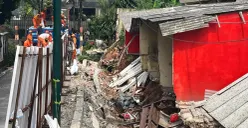 Kondisi bangunan tembok sekolah SD Negeri Tebet Barat 08, Jakarta Selatan, yang roboh saat hujan deras, Selasa, 5 Mei 2026. (Sumber: Poskota/Pandi Ramedhan)