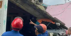 Petugas Damkar Kota Depok langsung turun evakuasi material beton yang ambruk menimpa mobil di Cipayung, Kota Depok. (Sumber: Damkar Kota Depok)