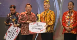 Mendagri Tito Karnavian saat Malam Anugerah Apresiasi Pemerintah Daerah Berprestasi Tahun 2026 Regional Kalimantan yang digelar di Ballroom Hotel Platinum Balikpapan, Kalimantan Timur, Selasa, 5 Mei 2026. (Sumber: Dok. Kemendagri)