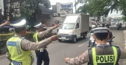 Petugas mengarahkan pengendara ke kantor Samsat Cimahi, Jalan Amir Machmud, Kamis 7 Mei 2026. (Sumber: Poskota/Gatot Poedji Utomo)
