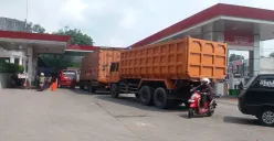 Antrian Solar di SPBU Mandala, Lebak, terjadi setelah adanya penghentian pasokan Solar di SPBU Nameng akibat pelanggaran penyaluran BBM Subsidi. (Sumber: Pos Kota/ Samsul Fatoni)