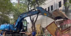 Pemkot Jakbar bongkar sejumlah bangunan liar yang berdiri di atas saluran air kawasan Pakuwon, RW 03 Cengkareng Timur, Cengkareng, Jakarta Barat, Kamis, 7 Mei 2026. (Sumber: Pos Kota/ Pandi Ramedhan)