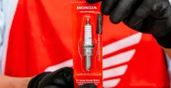 Ilustrasi busi mulai bermasalah bisa dampaknya pada motor sulit dinyalakan, tarikan terasa berat, hingga konsumsi bahan bakar yang semakin boros. (Sumber: Wahana Honda)