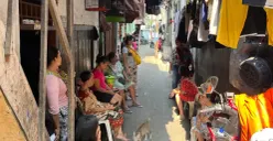 Kondisi permukiman warga di Gang Venus, Tambora Jakarta Barat. Sejumlah warga terlihat mencari matahari untuk berjemur akibat permukiman yang padat. (Sumber: Pos Kota/Pandi Ramedhan)
