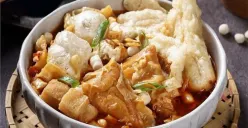 Semangkuk cuanki hangat khas Bandung dengan isian bakso, tahu, siomai, dan kuah gurih yang menjadi favorit wisatawan maupun warga lokal. (Sumber: Pinterest)