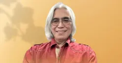 Musisi legendaris James F. Sundah dikabarkan meninggal dunia pada usia 70 tahun di New York, Amerika Serikat, pada Kamis, 7 Mei 2026. (Sumber: Instagram/@jamesfsundah)