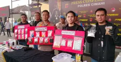 Polisi menunjukan sejumlah barang bukti dalam ungkap kasus peredaran narkotika di Mako Polres Cimahi. (Sumber: Poskota/Gatot Poedji Utomo)