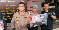 Kapolres Cimahi, AKBP Niko N Adi Putra (kiri) menunjukan barang bukti dalam gelar perkara kasus pembunuhan di Mako Polres Cimahi, Jumat, 8 Mei 2026. (Sumber: Poskota/Gatot Poedji Utomo)