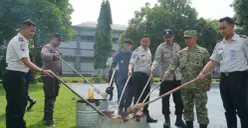 Pemusnahan barang-barang hasil sidak kamar warga binaan Rutan Kelas I Tangerang. (Sumber: Pos Kota/ Veronica)