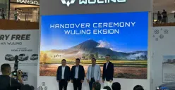 Handover ceremony Wuling Eksion digelar di Tangerang dengan penyerahan unit perdana kepada konsumen serta pengumuman capaian lebih dari 1.000 SPK di Indonesia. (Sumber: Poskota/Aldi Harlanda Irawan)