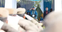 Wamendagri Akhmad Wiyagus menjadi inspektur upacara HUT ke-195 Kota Kendari di Lapangan Upacara Balai Kota Kendari, Sulawesi Tenggara, Sabtu, 9 Mei 2026. (Sumber: Dok. Kemendagri)