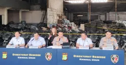 Polda Metro Jaya menggelar konferensi pers terkait penggelapan ribuan sepeda motor di gudang penadah di kawasan Kemandoran, Kebayoran Lama, Jakarta Selatan, Senin, 11 Mei 2026. (Sumber: Pos Kota/ Ali Mansur)