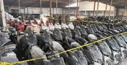 Polda Metro Jaya mengungkap dugaan praktik penadahan kendaraan bermotor dalam skala besar setelah menggerebek sebuah gudang di Jalan Kemandoran VIII, Kebayoran Lama, Jakarta Selatan. (Sumber: Pos Kota/Ali Mansur)