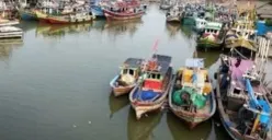Ratusan perahu nelayan di Labuan, Pandeglang, Banten, saat disandarkan di muara. (Sumber: Pos Kota/Samsul Fatoni)