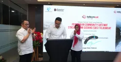(kiri ke kanan) Plt. CEO Telkomsat Rizal Ahmad Fauzi, Wakil Menteri Komunikasi dan Digital Republik Indonesia Angga Raka Prabowo dan Direktur Utama Telkom Dian Siswarini meresmikan Community Gateway Wamena, Papua. (Sumber: Istimewa)