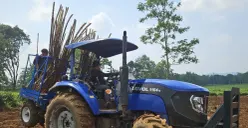 Petani menggunakan traktor untuk mendukung percepatan pembangunan KBD tebu di lahan seluas 100 hektare di Kecamatan Jalancagak, Kabupaten Subang, Jawa Barat. (Sumber: Dok. Istimewa)