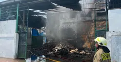 Kondisi terkini kebakaran melahap sejumlah bangunan di Gudang Miami Jalan Kamal Raya, Kalideres, Jakarta Barat, Selasa, 12 Mei 2026. (Sumber: Poskota/ Pandi Ramedhan)