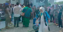 Suasana keberangkatan calon jemaah haji di Masjid As-Shidiq Kabupaten Bandung Barat, Rabu 14 Mei 2026. (Sumber: Poskota/Gatot Poedji Utomo)