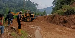Para petugas dari Dinas PUPR Banten tengah melakukan penanganan bencana longsor di jalur Citorek-Ciparay, Lebak. (Sumber: Poskota/ Samsul Fatoni)